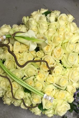 Cœur de deuil en roses – Sky Sea Land Flowers, fleuriste Cagnes-sur-Mer