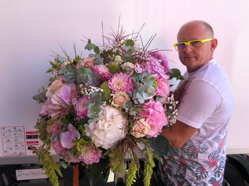 Le fleuriste de Sky Sea Land Flowers avec un bouquet de pivoines et roses – Sky Sea Land Flowers, fleuriste Cagnes-sur-Mer