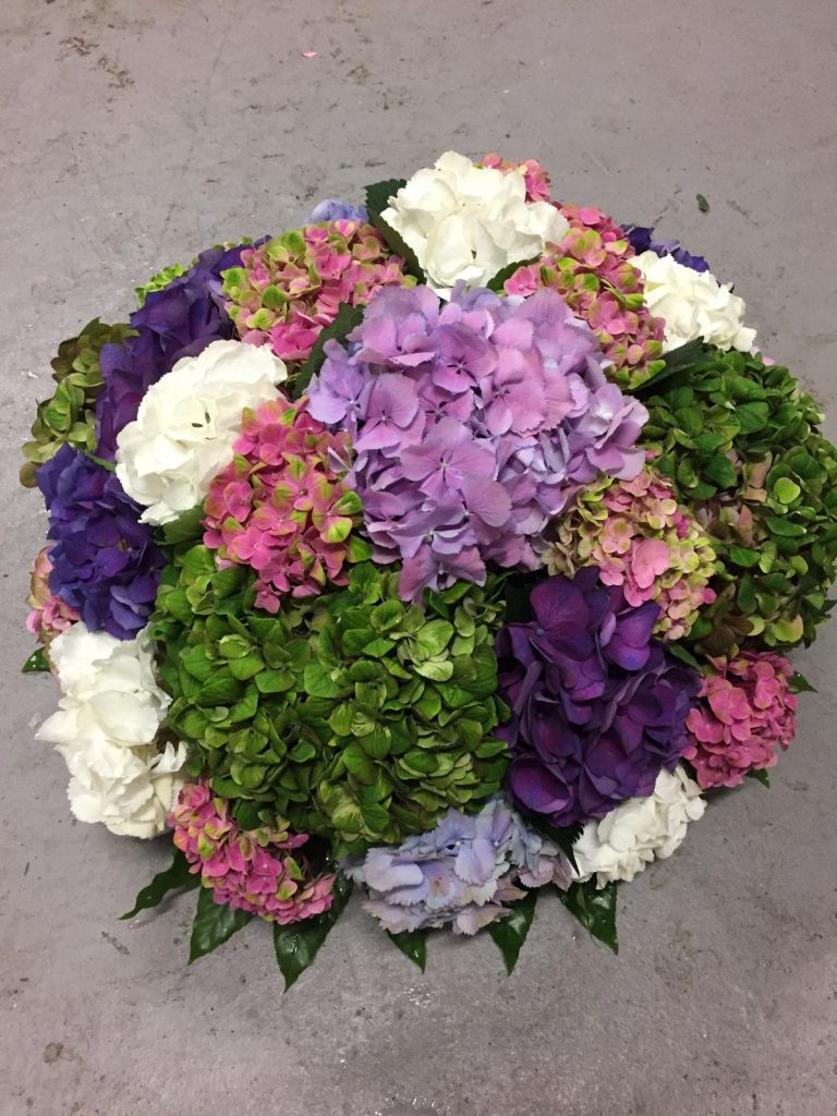 Bouquet rond de deuil en hortensias – Sky Sea Land Flowers, fleuriste Cagnes-sur-Mer