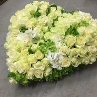 Cœur de deuil en roses blanches, vue de côté – Sky Sea Land Flowers, fleuriste Cagnes-sur-Mer