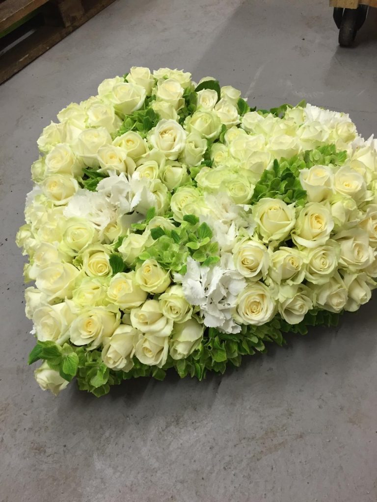 Cœur de deuil en roses blanches, vue de côté – Sky Sea Land Flowers, fleuriste Cagnes-sur-Mer