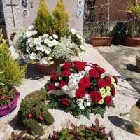 Tombe fleurie avec cœur de roses rouges et blanches – Sky Sea Land Flowers, fleuriste Cagnes-sur-Mer