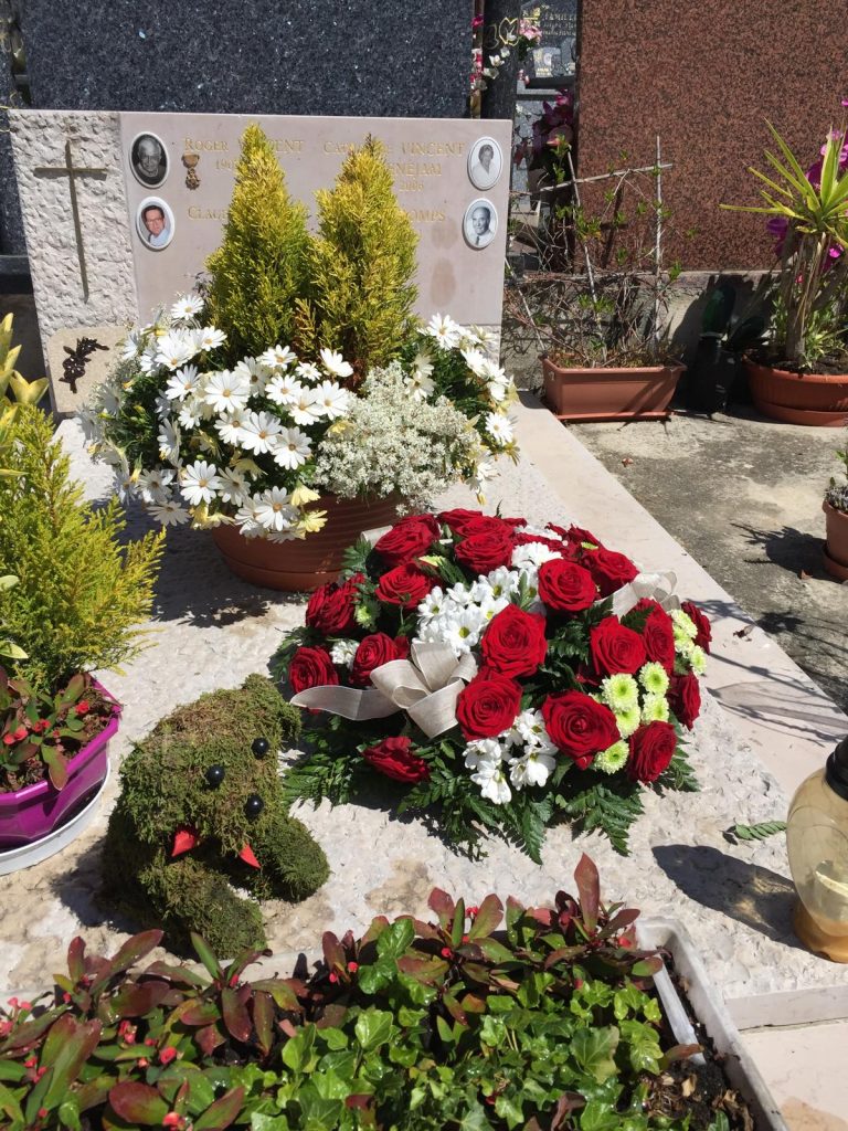 Tombe fleurie avec cœur de roses rouges et blanches – Sky Sea Land Flowers, fleuriste Cagnes-sur-Mer