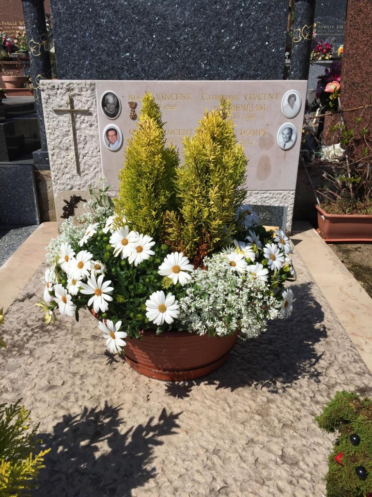 Fleurissement de tombe avec plantes et fleurs blanches – Sky Sea Land Flowers, fleuriste Cagnes-sur-Mer