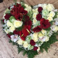 Cœur de deuil en roses rouges et blanches – Sky Sea Land Flowers, fleuriste Cagnes-sur-Mer