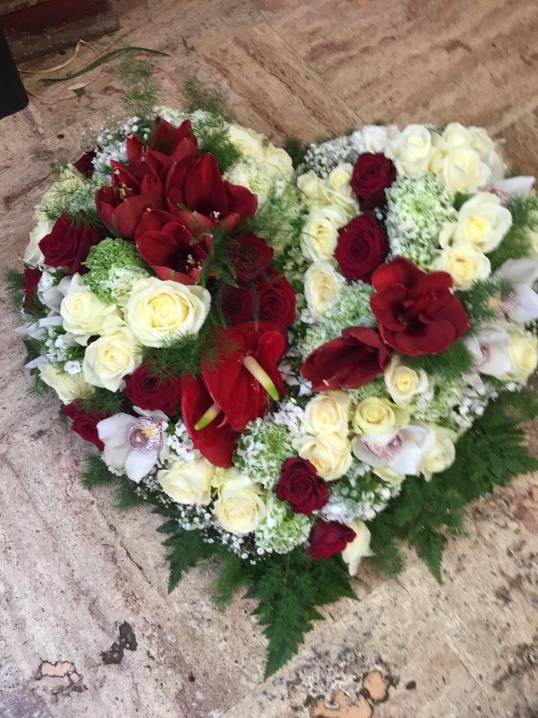 Cœur de deuil en roses rouges et blanches – Sky Sea Land Flowers, fleuriste Cagnes-sur-Mer